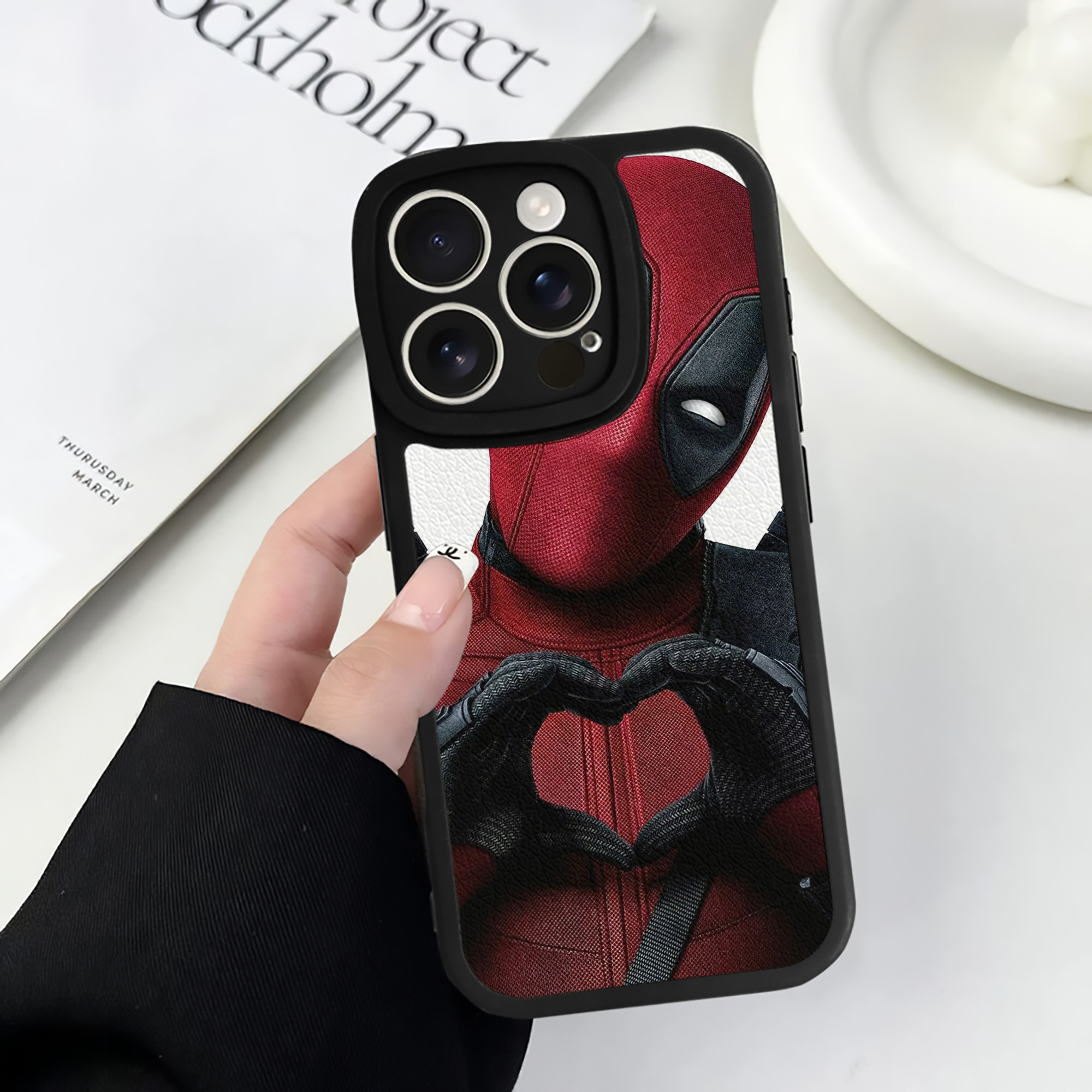 （画像用） Deadpool デッドプール 【iPhone 16シリーズ対応】シリコンスマホケース（レザー調） 材質：シリコン
